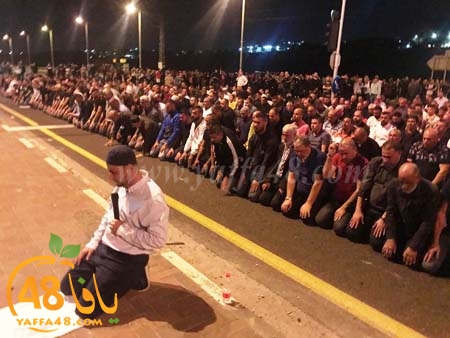 كفرقرع: المحتجون يؤدون صلاة العشاء ويغلقون شارع 65 